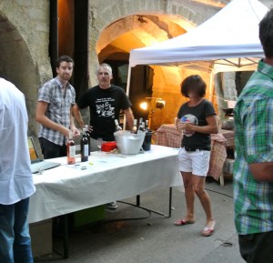 Les Estivales Sommières aout 2013 dégustation des vins du domaine des Puechs du grès Souvignargues aux Estivale de Sommières