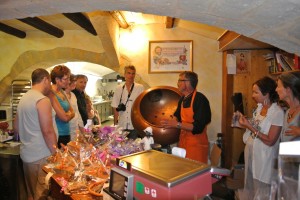 Découverte du Chocolat chez Mr COURTIN à Sommières découverte de la chocolaterie avec les hôtes des gîtes de la bastide des oliviers de Souvignargues