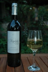 vin blanc Grenache, Roussanne du Domaine des Puechs du grès AOP Languedoc vin aigalade blanc verre