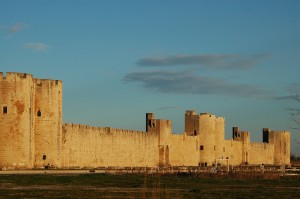 La cité fortifié et médiévale d'Aigues Mortes à 35 km des gîtes de la Bastide des Oliviers